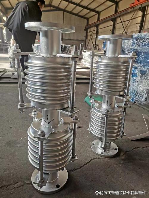 伸缩节与补偿器是同一种产品,除了在结构形式上有所区别外,其功能作